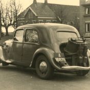Kenteken: A 16878; Citroën Traction Avant met Duintjer Turfgasgenerator, foto: archief Duintjer en zonen (1958-133)