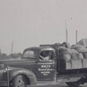 Kenteken: A 15914; Chevrolet, foto: still uit de film "Onstwedde paraat" G. Molenaar, A.C.F.O., 1955 coll. GrA (2209-AV11306)