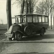 Kenteken: A 8065; Renault, ongeluk Oostwold, 27-02-1932, foto: uitsnede 2138-2908.jpg
