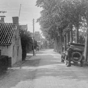Kenteken: A 1215; Niekerk, Andringastraat, ca. 1921 (2437-7021); Fotograaf: Willem Johannes Oppenoorth