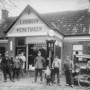 Kenteken: A 7451;  Eenrum, Groepsfoto voor het pand van P. T.van der Scheer ca. 1926 (818-3060)