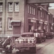 Kenteken: A 32175; De vrachtwagen bij melkfabriek Bedum, foto: <a href='https://www.facebook.com/groups/580681955826306/' target='_blank'>facebook Het oude boerenleven in Nederland</a>