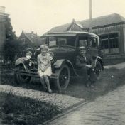Kenteken: A 15667; Vader Meenken en dochter Greet met de Ford op bezoek bij opa en oma Talsma te Mantgum, augustus 1929,  foto: Gemeente Eemsdelta (NL_GDZI_Verz Mkn 00024)