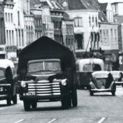 Kenteken: A 18439; Chevrolet, Groningen, Oude Ebbingestraat, 1955, foto: uitsnede 2248-5302.jpg; Fotograaf: Fotobedrijf Piet Boonstra