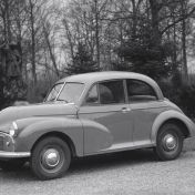 Kenteken: A 17438; Morris Minor, onbekende locatie, ca. 1952 (2248-3586); Fotograaf: Fotobedrijf Piet Boonstra
