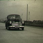 Kenteken: A 14521; Ford, foto: still uit de film "Tocht Ouden van Dagen gemeente Termunten", Friedel Tahl, Foto Modern Winschoten, 06-1952, coll. GrA (2209-AV7016)