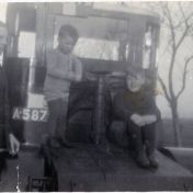 Kenteken: A 5879; Buschauffeur Gerrit Horst bij de Chenard & Walcker ca. 1928, foto: J. Horst