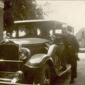 Kenteken: A 19036; Egbert Harm Haak naast de Opel, Stadskanaal, 1935, foto: B. Haak