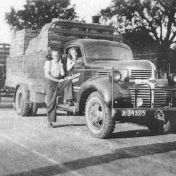 Kenteken: A 34395; Dodge met Tiemen Werkman en zijn vrouw Korneliske, ca. 1950, foto: J. Smits