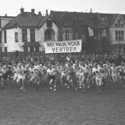 Kenteken: A 21920; Omroepwagen bij de finale van de Noordelijke veldloop kampioenschappen, Groningen, Noorderplantsoen, 05-04-1952 (2248-2725); Fotograaf: Fotobedrijf Piet Boonstra