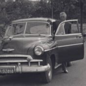 Kenteken: A 32818; Chevrolet, foto: still uit "Dorpsfilm Wagenborgen – deel I", J.W.L. Adolfs, 1956, coll. GrA (2209-AV0697)