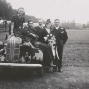 Kenteken: A 22616; Dodge trouwwagen, van links naar rechts getuigen Aaltje Flink-Oostindiër, Harm Flink, Willem Eiko van Hateren, en bruidspaar Iekje van Hateren en Jullo Flink, Hebrecht, 26-07-1940 (2437-5496)
