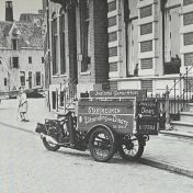 Kenteken: A 17894; De motorbakfiets, Reitdiepskade 4, Groningen, ca. 1935, foto: fotoarchief P.H. van der Stijl
