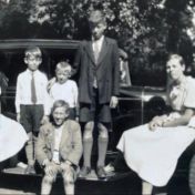 Kenteken: A 2065; Familie Kuipers bij de auto, foto: H. Kuipers
