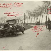 Kenteken: A 6314; De tekst op de foto is zeer waarschijnlijk van een agent, auto rechts is A-6314 van H. P. Wiertsema, foto: J. Waterborg