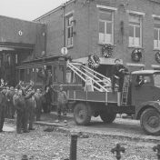 Kenteken: A 34663; Karrier, Groningen, Friesestraatweg: de laatste tram wordt weggebracht naar Kostverloren, 1950 (1785-19097)