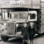 Kenteken: A 37575; Kina en Aaltje Staal voor de Bedford, B & S staat voor Bronkema en Staal, foto: archief W. Mollema