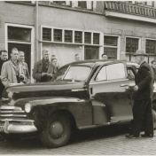 Kenteken: A 28307; Feiko de Boer bij zijn Chevrolet, met stakend personeel er naast, 1952, foto: archief Dagblad van het Noorden (AW2024-242_331-1)