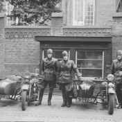 Kenteken: A 32704; Deelnemers motorwedstrijd GPSV 11-04-1947, foto: archief Piet Boonstra