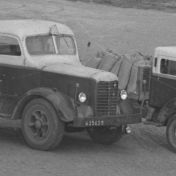 Kenteken: A 30189; Chevrolet C60 en Mack (A-25625), foto: uitsnede 2248-2408; Fotograaf: Fotobedrijf Piet Boonstra