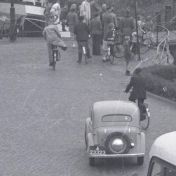 Kenteken: A 23323; Opel Olympia, Damsterdiep, ca. 1951, foto: uitsnede 2248-2111; Fotograaf: Fotobedrijf Piet Boonstra