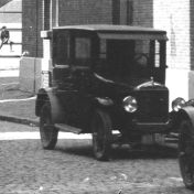Kenteken: A 3974; Ford T, Groningen, Akerkhof zuidzijde, ca. 1925, foto: uitsnede 1785-23218.jpg
