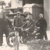 Kenteken: A 17041; Ariël, uitsnede foto Historische Kring Leek