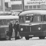 Kenteken: A 38270; Ford (links) Groningen, Grote Markt ca. 1947, foto: uitsnede 1785-25390.jpg; Fotograaf: Fotobedrijf Piet Boonstra