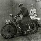 Kenteken: A 13685; Gillet, foto: Clubmededelingen nr. 633, december 2016, Veteraan Motoren Club