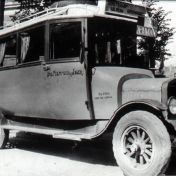 Kenteken: A 14068; Kees Nienhuis naast de Ford bus , foto: archief W. Mollema