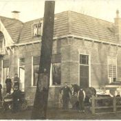 Kenteken: A 1169; NSU,  Bierhandel aan de Slochterstraat, Sappemeer, foto: Gemeentearchief Hoogezand-Sappemeer (12068)