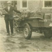 Kenteken: A 24025; Geert Loots, venter, later groente- en visboer, Kerkstraat 6, Muntendam, foto: H. Loots