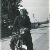 Kenteken: A 21824; Zijldijk, Trijntje Stientje Olsder en haar  Burgers ENR met ILO-motor, foto: B. van Dam