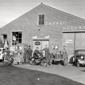 Kenteken: A 1872; Citroën Traction Avant, foto: R. Heersema Zonder kenteken: Tempo 3-wieler, 2x Ferguson trekker, Eijsink motorfiets