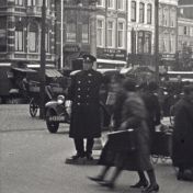 Kenteken: A 13308; Dodge, foto: still uit "Verkeersfilm", C. van der Mei, 1934, coll. GrA (2209-0176)