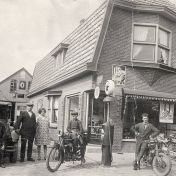 Kenteken: A 16167; Garage Doornbos ca. Juni 1930 foto: R. Heersema