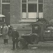 Kenteken: A 8257; Winschoterdiep, de 2 vrachtwagens van de Albino maatschappij (A-8257 en A-11550) ca. 1927, foto: uitsnede 1785-25600.jpg