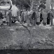 Kenteken: A 1389; Demonstratie nieuwe kolkenzuiger onder aanvoering van burgemeester Brinkman, 1949, foto: Collecitie Gemeente Eemsmond