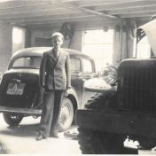 Kenteken: A 40778; Ford Anglia, Noordbroek, garage D. Wolthof, Andries Jan Wolthof, de zoon van Deddo, verkocht deze Ford aan de familie Jansen, foto: D. Wolthof