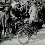 Kenteken: A 1330; Douglas,  uitsnede foto R. Booy