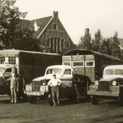 Kenteken: A 25600; Derk (l) en Koert (m) voor een GMC en Klaas (r) naast de Studebaker, foto: B. Flikkema
