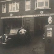 Kenteken: A 42845; Wim Eikenberg naast de Fiat Balilla, foto: E. Eikenberg