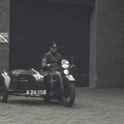 Kenteken: A 28356; Harley Davidson, foto: still uit de film "Is Groningen Paraat?" S.J. Bakker, J.M. Heres Diddens-Zegerink ten Rodengate Marissen, 1940, coll. GrA (2209AV0019)