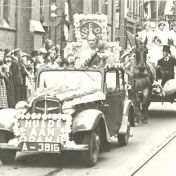 Kenteken: A 3816; Adler, Groningen, Gelkingestraat. Optocht t.g.v. 40-jarig jubileum koningin Wilhelmina, 08-09-1938 (1785-6083)