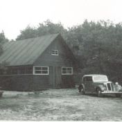 Kenteken: A 27574; De Hansa bij het kamphuis van de Christelijke Jongeren Organisatie (CJO) in Diever 1937, foto: W. A. Jörg