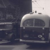 Kenteken: A 32260; Kromhout, foto: still uit de film "28 augustus 1949", C.R. Tiddens, 1949, coll. GrA (2209-AV7557)