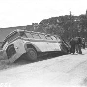 Kenteken: A 36240; De Kromhout bus in de berm bij Engelbert, 20-06-1952 (2248-2910); Fotograaf: Fotobedrijf Piet Boonstra