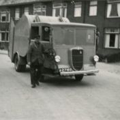 Kenteken: A 27160; Ford V8 met chauffeur Jan Smid, juli 1937, foto: archief Gemeentereiniging (1475)