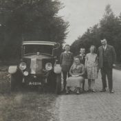 Kenteken: A 1014; Renault met v.l.n.r. Klaas Nagel (Atlanta puddingfabriek), W.Nagel - Hoogeveen, Janny Nagel, Arie Nagel en H. Nagel (Broekema koffie en thee), ca. 1930, foto: E. Nagel