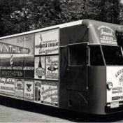 Kenteken: A 766; Reclamewagen 1950, foto: <a href='https://sites.google.com/site/oudwinschoten/tijdschrift/algemeen' target='_blank'>Stichting Oud Winschoten</a>